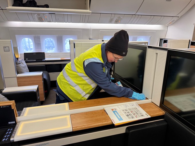 Die acht Sitze in der First Class bringen zusätzliche Ablageflächen, mehr Elemente im Sitzbereich und umfangreicheres Service-Equipment – das erfordert mehr Zeit und Aufmerksamkeit.