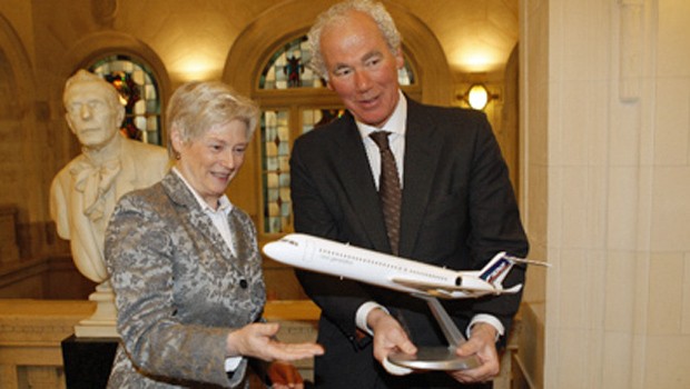 Jaap Rosen Jacobson ist neuer Besitzer von OLT Express Germany (hier im Bild 2010 mit der ehemaligen niederländischen Wirtschaftsministerin Maria van der Hoeven).