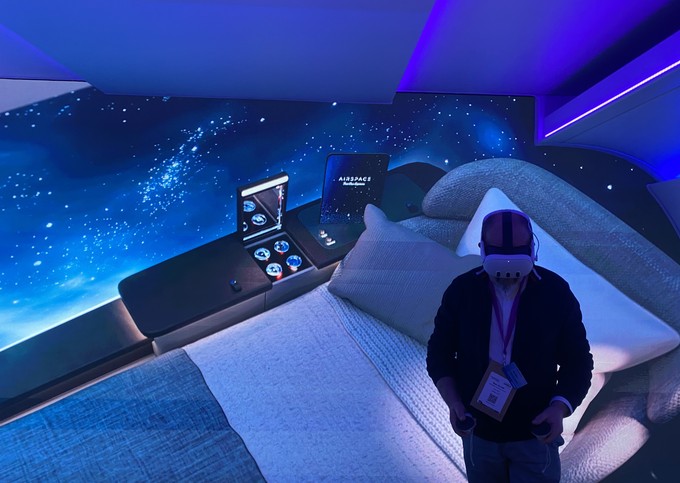 Per Virtual-Reality-Brillen konnten Besucherinnen und Besucher sich das First-Class-Konzept anschauen.