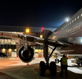 Bodenabfertigung am Flughafen Hannover in der Nacht: Viel los.