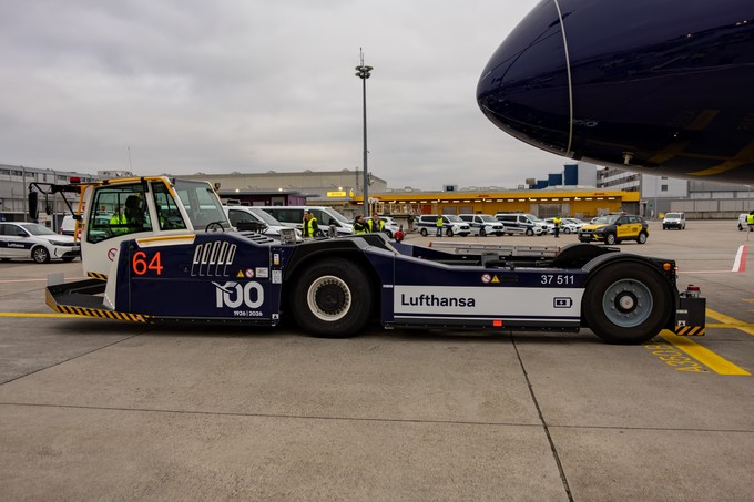 Sogar der Schlepper hat eine 100-Jahre-Sonderlackierung erhalten.