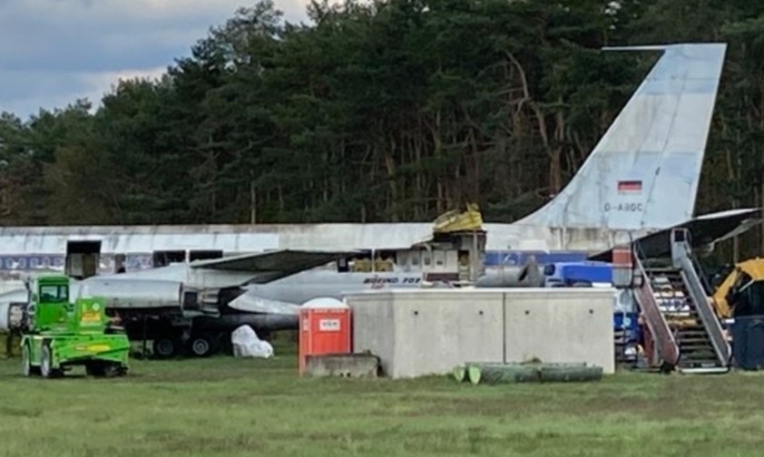 Die historische Boeing 707 auf dem Gelände des ehemaligen Flughafens Berlin-Tegel. Auf diesem Bild besteht sie noch aus einem Teil.