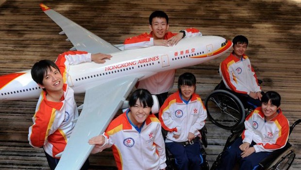 Sportler vor einem Fliegermodell von Hong Kong Airlines: Vorerst keine neuen Flugzeuge.