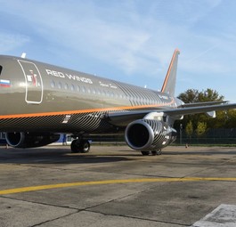 Der VIP-Superjet von außen: Kennzeichen RA-89007.