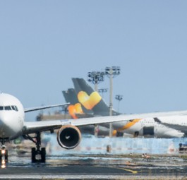 Flieger von Condor in Frankfurt: Die Thomas-Cook-Gruppe wackelt.