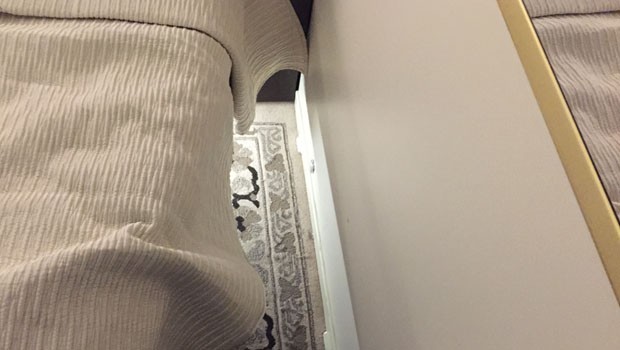 Die Anordnung erinnert indes an ein kleines Hotelzimmer unter dem Dach. Neben dem Bett bleibt kaum mehr Platz.