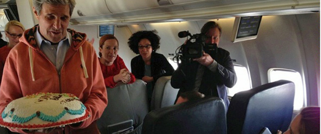 John Kerry im Flugzeug: Den Geburtstag der Journalistin hat er nicht vergessen.