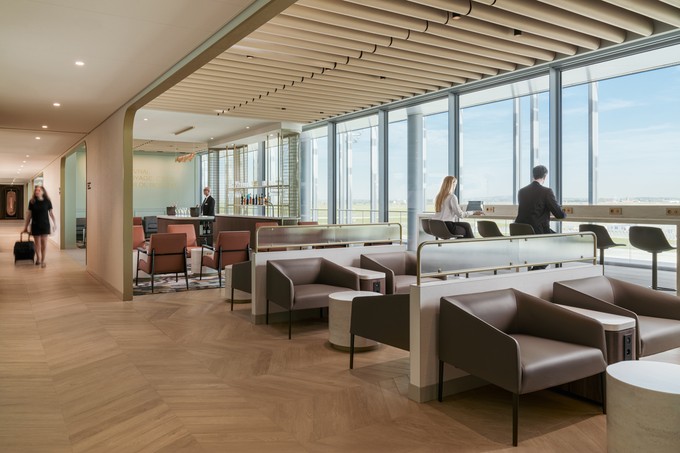 Viel Tageslicht fällt in die Lounge.