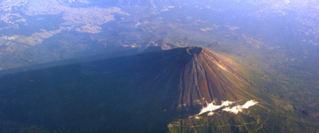 Anhand dieser Aussicht erkennt so ziemlich jeder das Land. Der Mount Fujijama in Japan. Haben Sie Bilder von Aussichten aus dem Fenster geschossen, die das Erkennen des Landes kniffliger machen?
