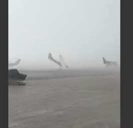 Sturm am Flughafen Forli: Flugzeuge umgedreht.