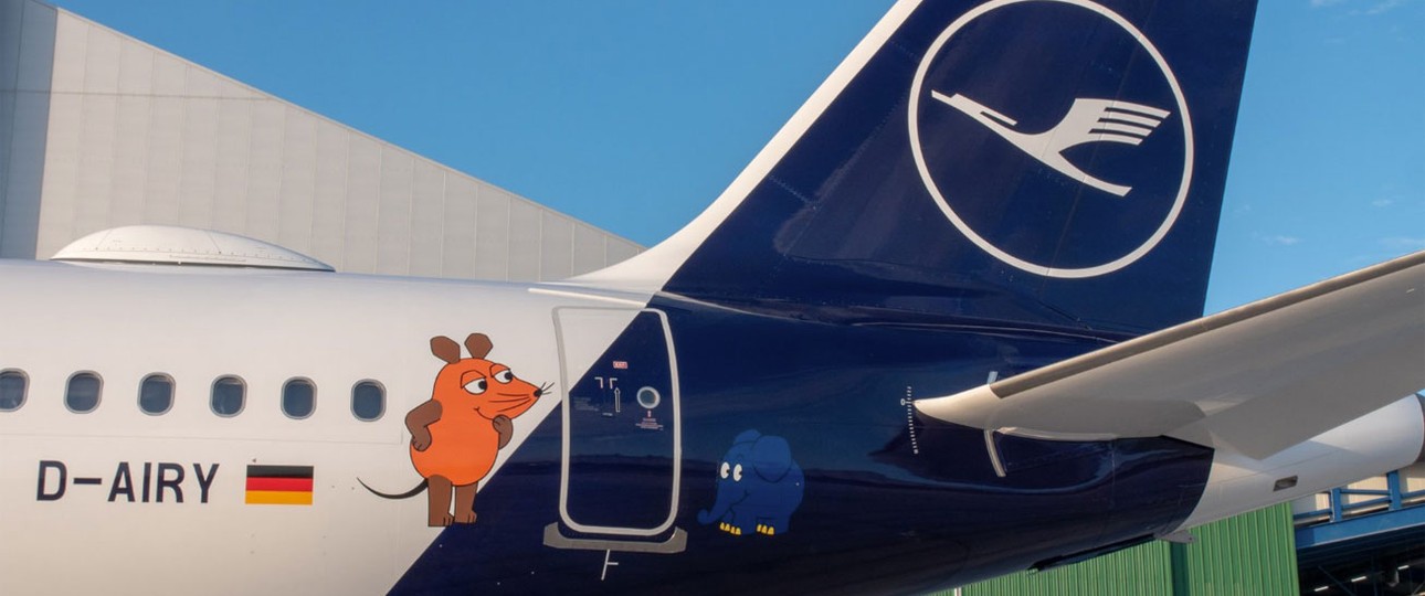 Airbus A321 D-AIRY von Lufthansa: Ist mit Maus und Elefant geschmückt.