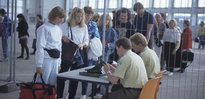 Erste Fluggäste: Eine Wartungshalle wurde zum provisorischen Abfertigungsgebäude umfunktioniert, die Zollbeamten warteten an Campingtischen.