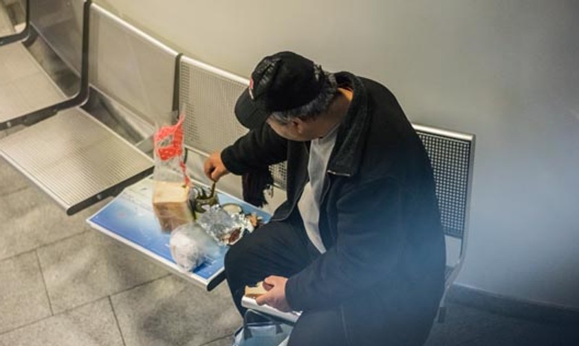 Obdachloser am Flughafen Frankfurt: Ziel ist es, ein neues Heim zu finden.