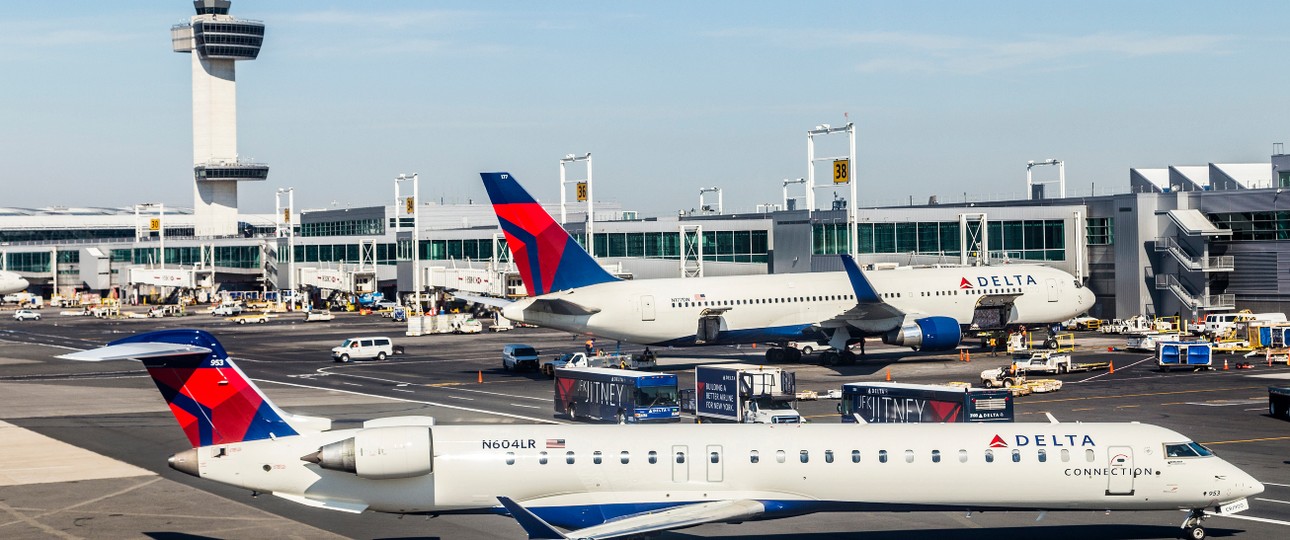 Delta-Flieger am Terminal 4 des Flughafens New York JFK: Hier wird ausgebaut.