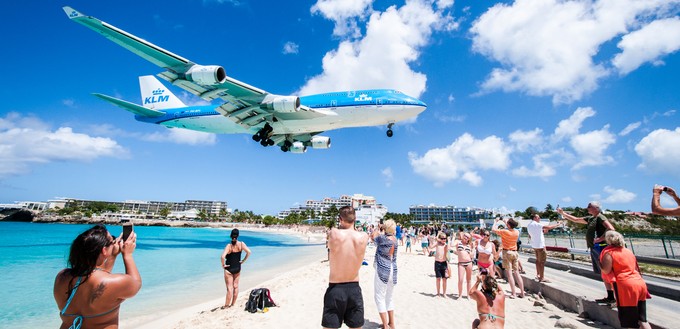 Leser Jens Gmähle fiel auf, dass bei den Boeing 777-200 von KLM der letzte Buchstabe des Kennzeichens immer dem ersten Buchstaben des Taufnamens gleicht: PH-BQM heißt Machu Picchu, PH-BQN heißt Nahanni National Park, PH-BQO heißt Old Rauma usw. Gleiches gilt für die Boeing 747-400 (im Bild zu sehen): PH-BFL heißt Lima, PH-BFN heißt Nairobi etc.