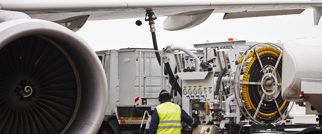 Flugzeugbetankung: Treibstoff ist wieder günstiger.