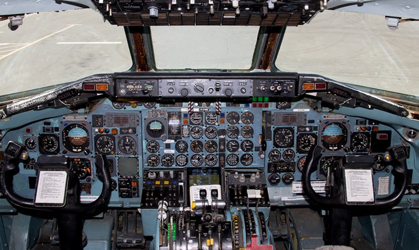 Der Uhrenladen: Das Cockpit der Douglas Dc-9 von Skydive Perris ist noch ursprünglich.