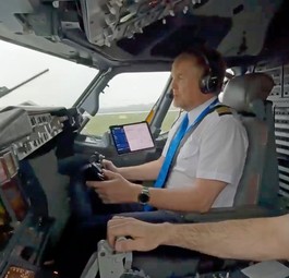 König Willem-Alexander bei seinem letzten Flug mit einer Boeing 737: Er lässt sich nochmals umschulen.
