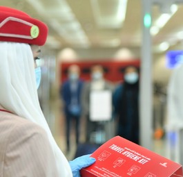 Mitarbeiterin von Emirates: Jobabbau.