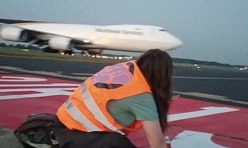 Bild von einer der Aktionen: Festgeklebt auf Rollwegen.