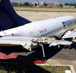 Die Boeing 737-800 von Ryanair: Großer Sachschaden.