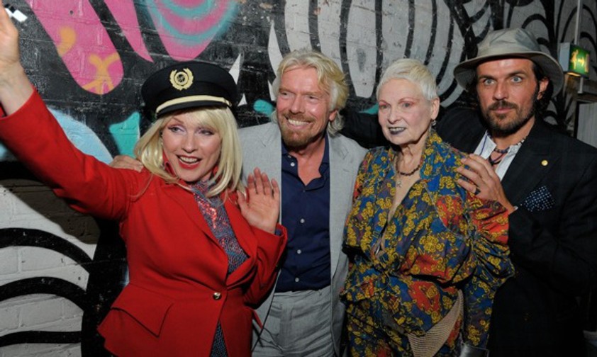 Virgin-Atlantic-Chef Richard Branson konnte keine Geringere als Vivienne Westwood verpflichten, die neuen Uniformen seiner Airline zu designen.