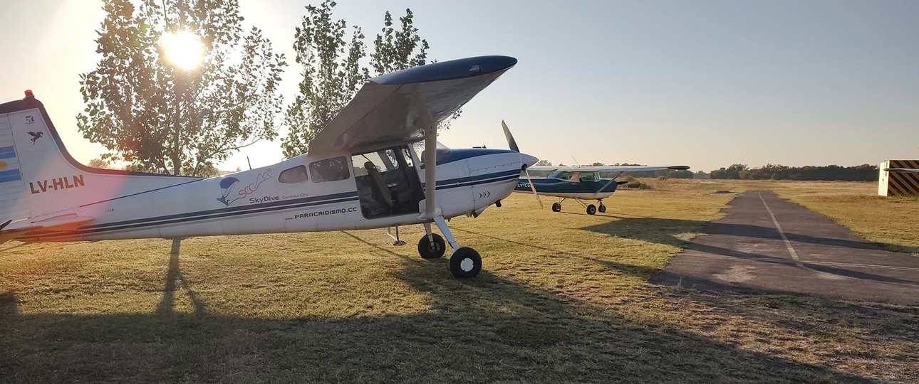 Zwei Flugzeuge der Flugschule Flying Parrot: Ein Fluglehrer der Flugschule hat am 4. Juli mutmaßlich Selbstmord begangen.