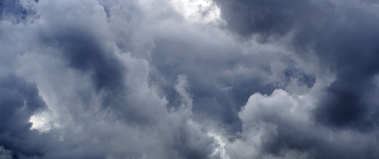 Regenwolken: Ein Gewitter fegte heftig über Delhi.