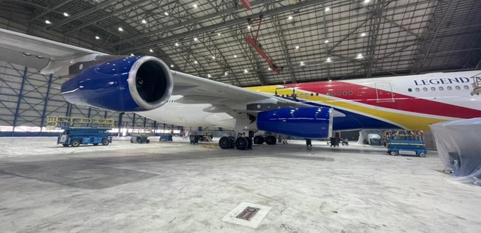 ... der erste Airbus A340-300 der neuen rumänischen Fluglinie.