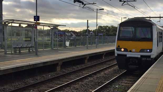 Die Besitzerin Stobart Group baute eigenhändig eine Bahnstation, um die schnelle Anbindung an das Zentrum Londons sicherzustellen. Bis zu acht Mal pro Stunde fahren Züge nach London.