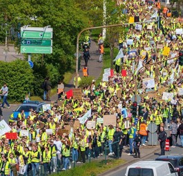 Protest der Lufthansa-Belegschaft am 15. April in Frankfurt: Über 1000 Angestellte zogen am Hangar One vorbei in dem der Konzern-Vorstand eine Gala zum Jubiläum abhielt.