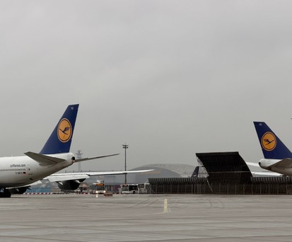 Zwei Boeing 747-8 von Lufthansa: D-ABYD und D-ABYG nebeneinander vor der Lufthansa Technik Halle in Frankfurt.
