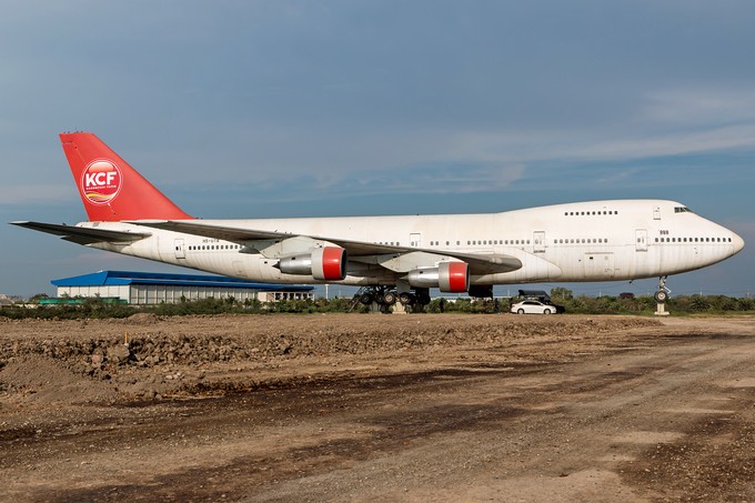 Nordwestlich von Bangkok ist die ehemalige Orient Thai Airlines Boeing 747-200 HS-UTR, ursprünglich 1981 an Japan Airlines ausgeliefert, auf einem Feld nahe einer Farm ausgestellt.