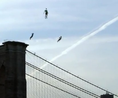Ungewöhnliche Marketingaktion: Fliegende Menschen über New York City