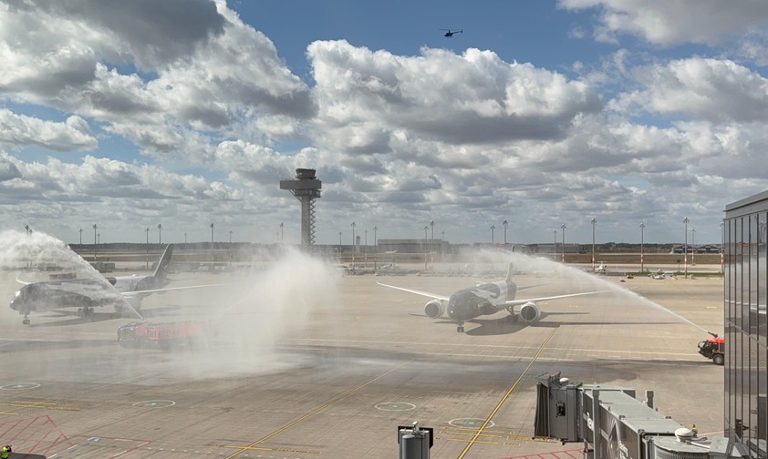 Präziosionsarbeit: Die beiden Flieger der Jubiläumsflüge LH2026 und LH1926 rollen in Berlin ans Gate - synchron.