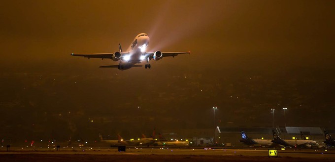 Flughafen San Francisco: Dichter Rauch von Waldbränden ließ das Tageslicht dunkelrot leuchten.