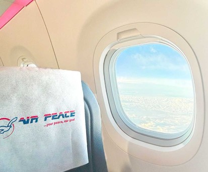 Blick aus dem Fenster eines Air-Peace-Flugzeugs: Der Airline-Chef ist den USA erneut angeklagt worden.