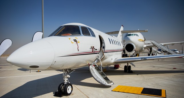 Businessjet an einem Flughafen: Die Preise für Privatjetflüge aus Saudi-Arabien steigen.