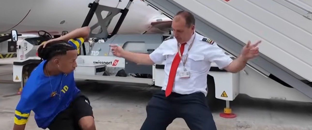 Fan und Pilot tanzen: Vorfreude auf die Fußball-WM.