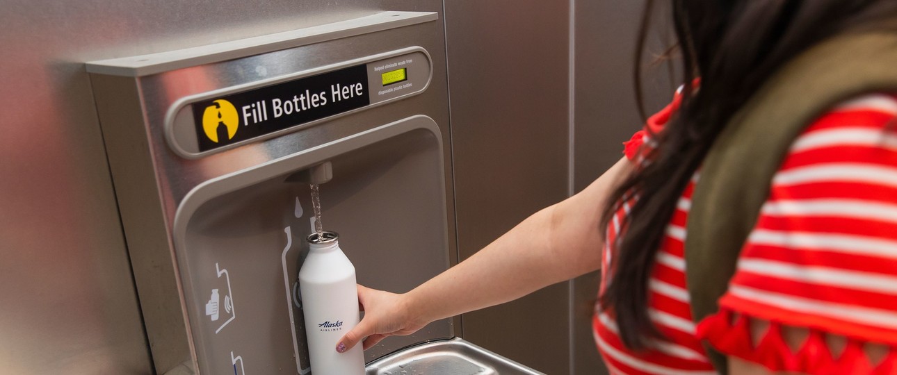 Flasche im Wasserspender: Vor dem Flug bitte auffüllen.