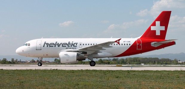 Der Airbus A319 mit der alten Registrierung, aber schon im Kleid von Helvetic: Doch noch nach Zürich.