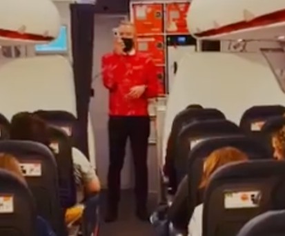 Weihnachtspulli und Weihnachtslied: Flugbegleiter Jonathan Jautard von Easyjet.