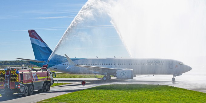 Das Flugzeug wird am Flughafen Findel mit der traditionellen Wassertaufe begrüßt.