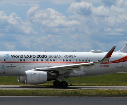 Airbus A319 in der Businessjet-Variante ACJ in Wien: Werbung für die Expo-Bewerbung.
