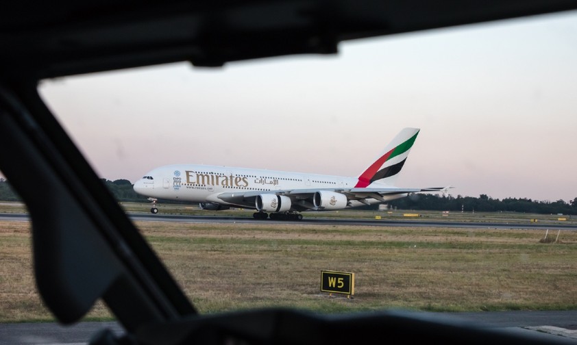 Blick aus dem Cockpit: Bei vielen Airlines steuert am Boden der Kapitän.