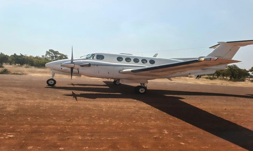 King Air mit der Kennung 76-0171: Das Flugzeug wurde von Eonwohnenden Pagas festgesetzt.