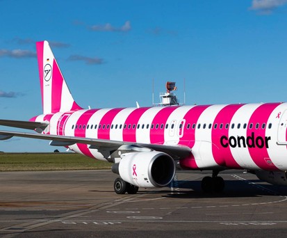 Die Pink Lady: Condor weist mit dem Airbus A320 auf den Brustkrebsmonat Oktober hin.