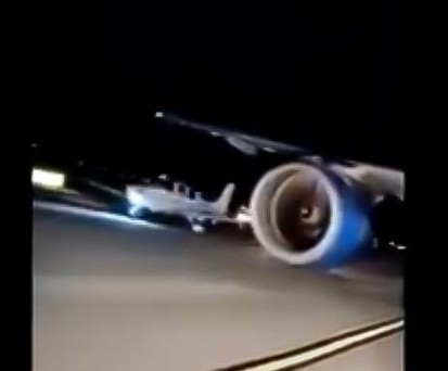Sportflugzeug rollt unter Airbus A320 durch