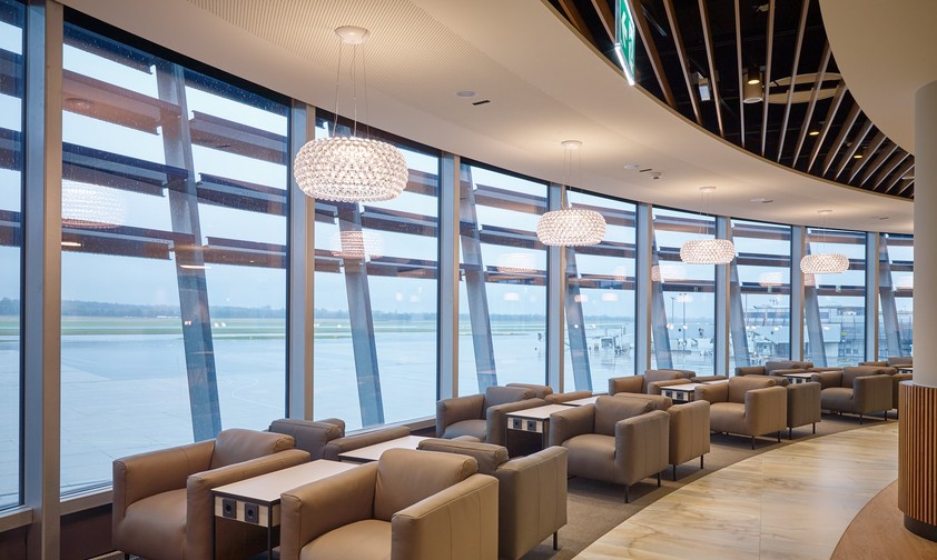 Von der Lounge aus sieht man das Vorfeld.