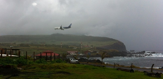 Latam-Jet im Anflug auf den Airport Mataveri: Ein größerer Flughafen soll her.